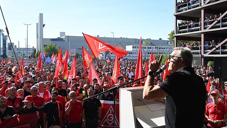Protest-Kundgebungen bei Mercedes-Benz Sindelfingen
