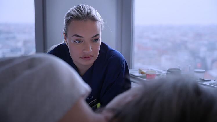 Der Tod eines Patienten nimmt Pflegefachfrau Emilia mit.