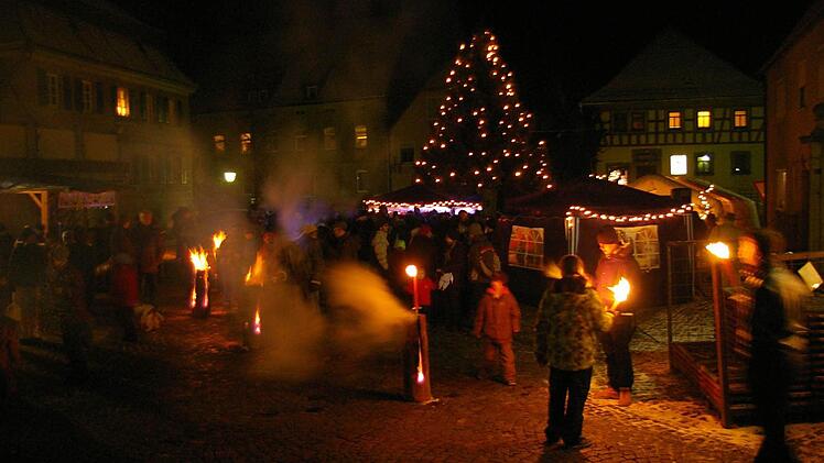 Fackeln und Lichterglanz sorgen bei eisiger Kälte für Stimmung.