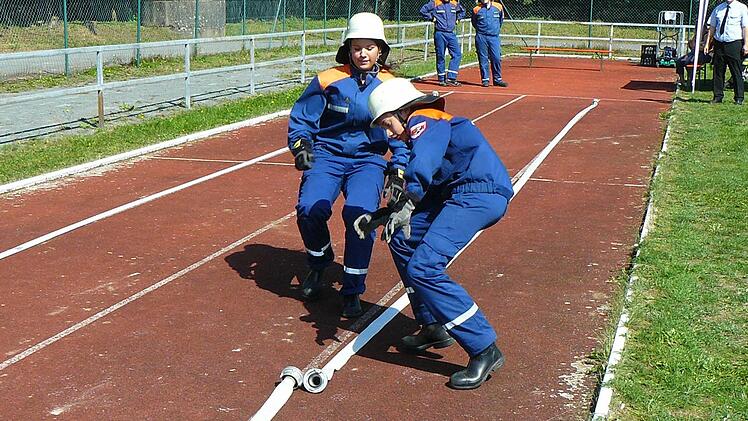 Dennis Täuber und Theresa Beck beim 90 Meter C-Leitung kuppeln.