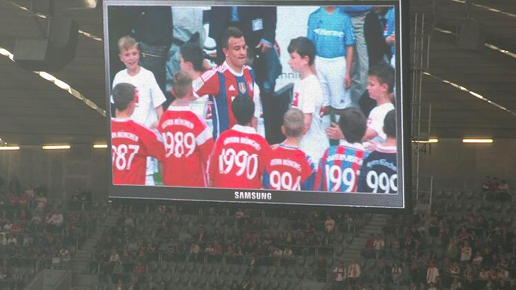 Groß auf der Leinwand: Luca Endrich (links) beim Durchmarsch von Xerdan Shaqiri auf der Leinwand in der Allianz-Arena. Groß auf der Leinwand: Luca Endrichm (links) beim Durchmarsch von Xerdan Shaqiri auf der Leinwand in der Allianz-Arena.Foto: privat