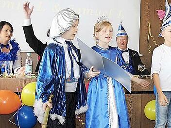 Kinder-Prinzessin Jasmin I. (Mitte) bleibt noch für eine Amtszeit, aber sie bekommt mit Samuel I. (links) einen neuen Kinder-Prinzen an die Seite. Rechts steht Vorgänger Tom I.