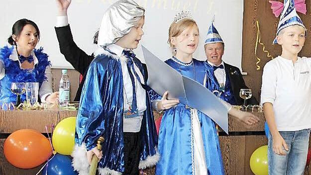 Kinder-Prinzessin Jasmin I. (Mitte) bleibt noch für eine Amtszeit, aber sie bekommt mit Samuel I. (links) einen neuen Kinder-Prinzen an die Seite. Rechts steht Vorgänger Tom I.