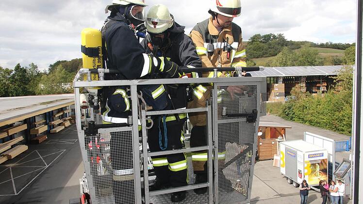 Die Atemschutzgeräterträgerinnen übergeben die vermissten Personen an die Drehleiter. Foto: Michael Stelzner