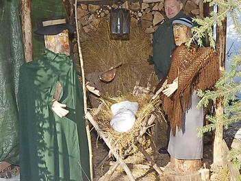 Josef Beitzinger (im Hintergrund) ist stolz auf seine Weihnachtskrippe mit der lebensgroßen Heiligen Familie. Foto: K.- H. Hofmann
