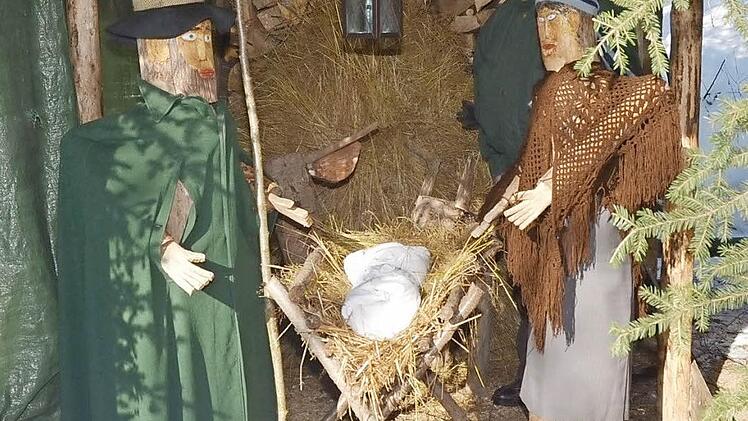 Josef Beitzinger (im Hintergrund) ist stolz auf seine Weihnachtskrippe mit der lebensgroßen Heiligen Familie. Foto: K.- H. Hofmann
