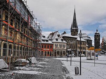 Das Rathaus ist noch eingerüstet: Blick auf die katholische Stadtpfarrkirche und das obere Tor.  Foto: Harald Koch