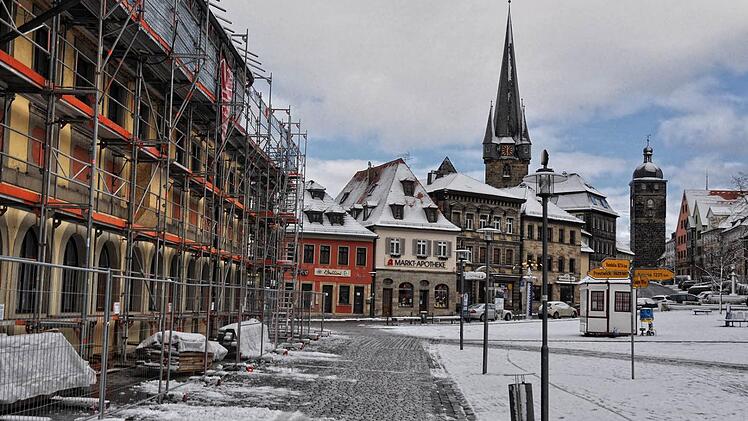 Das Rathaus ist noch eingerüstet: Blick auf die katholische Stadtpfarrkirche und das obere Tor.  Foto: Harald Koch