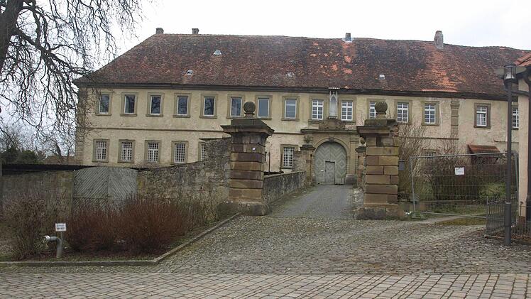 Das Schloss von Ebenhausen sucht seit Jahren jemanden, der es aus dem Dornröschchenschlaf weckt. Besitzer ist die Gemeinde. Foto: Stefan Geiger