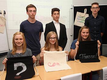Das Vorstandsgremium der Schülerfirma "back2bags" mit einigen ihrer Produkte; (vordere Reihe von links) Laura Wiesneth (Verwaltung), Melissa Pfeufer (Finanzen) und Annalena Benkert (Vorstandsvorsitzende); (hintere Reihe von links) Cheyn Taylor (Produktion), Christian Knoblach (Marketing) und Jonas Kundmüller (Pressereferent).