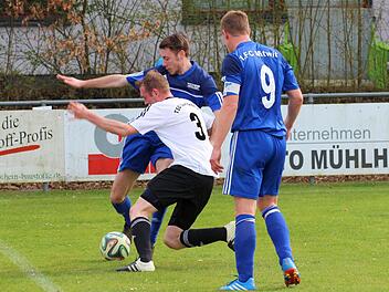 Im Spitzenspiel der Bezirksliga West in Mitwitz ging es engagiert zur Sache. Hier gewinnet Max Schülein (im Hintergrund) einen Zweikampf mit Fabian Schneider. Rechts Mario Totzauer Foto: Michael Seegenschmiedt