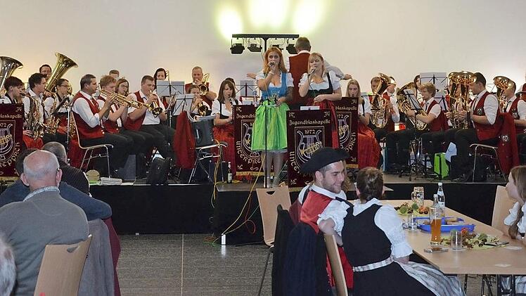 Die Unterpreppacher holten sich immer wieder gesangliche Verstärkung auf die Bühne. Hier sangen Yvonne Groh und Melanie Hubatschek im Duett.