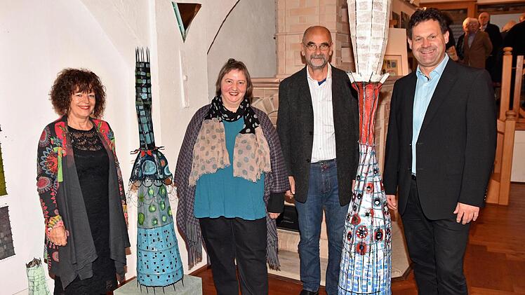 Die neueste Ausstellung in der Galerie im Saal in Eschenau zeigt "Papier Arbeiten" von Jannina Hector aus Hofheim (zweite von links). Mit im Bild die Galeristin Eleonore Schmidts-Stumpf (links), der Galerist Egon Stumpf (zweiter von rechts) und der zweite Bürgermeister der Gemeinde Knetzgau, Bernhard Jilke (rechts).