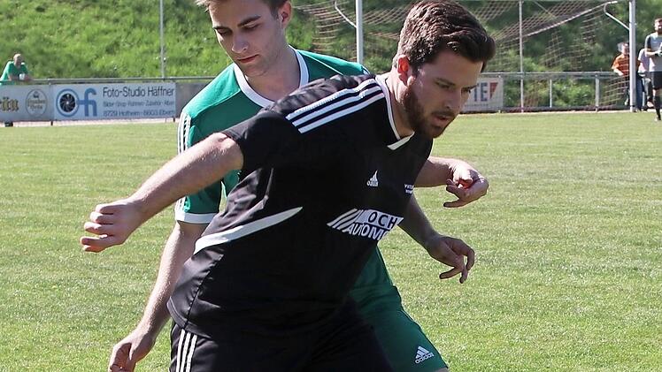 Nico Hohnhausen (hinten) hat seinen Krecktaler Gegenspieler im Griff.  Foto: Wolfgang Dietz