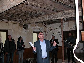 Der Gemeinderat Nüdlingen ließ sich von Bürgermeister Harald HOfmann den Wasserschaden im Museumsgasthaus Stern zeigen. Die Trocknungskosten betragen 20 000 Euro. Die Sanierung ca 60 000 Euro, wie in der anschließenden Sitzung deutlich wurde. Ewald Kiesel