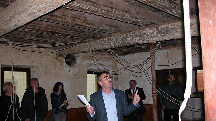 Der Gemeinderat Nüdlingen ließ sich von Bürgermeister Harald HOfmann den Wasserschaden im Museumsgasthaus Stern zeigen. Die Trocknungskosten betragen 20 000 Euro. Die Sanierung ca 60 000 Euro, wie in der anschließenden Sitzung deutlich wurde. Ewald Kiesel