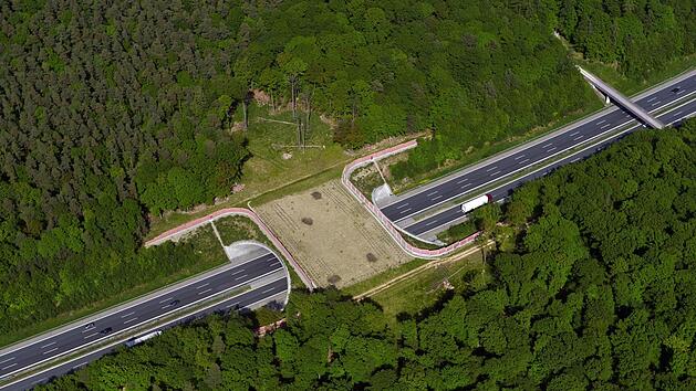 Die Wildbr&uuml;cke &uuml;berspannt n&ouml;rdlich der Autobahnanschlussstelle Oberthulba die A 7.  Foto: Hajo Dietz