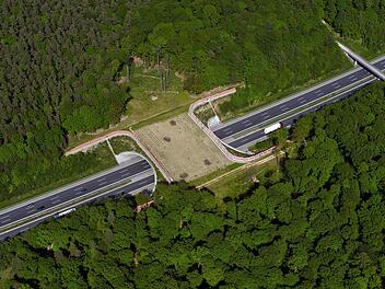 Die Wildbrücke überspannt nördlich der Autobahnanschlussstelle Oberthulba die A 7.  Foto: Hajo Dietz