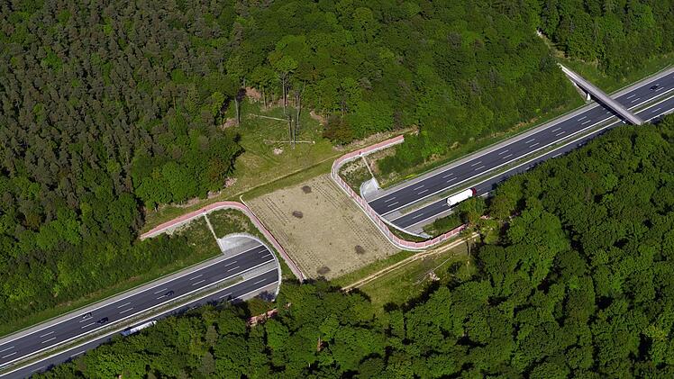 Die Wildbrücke überspannt nördlich der Autobahnanschlussstelle Oberthulba die A 7.  Foto: Hajo Dietz