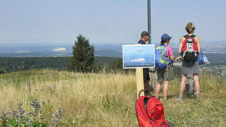 Blick nach Westen von der Dalherdakuppe: Im Hintergrund links der Kaliberg bei Neuhof. Foto: Joachim Rübel