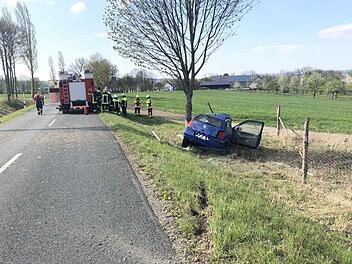 Zu einem t&ouml;dlichen Verkehrsunfall kam es am Sonntag (19. April 2020) auf der KU21 bei Neuenmarkt (Lkr. Kulmbach). Aus bislang unbekannten Gr&uuml;nden kam ein VW Polo auf der Strecke Hegnabrunn - Oberlangenroth in einer Linkskurve nach rechts von der Fahrbahn ab. Dort prallte der Wagen gegen einen Baum.