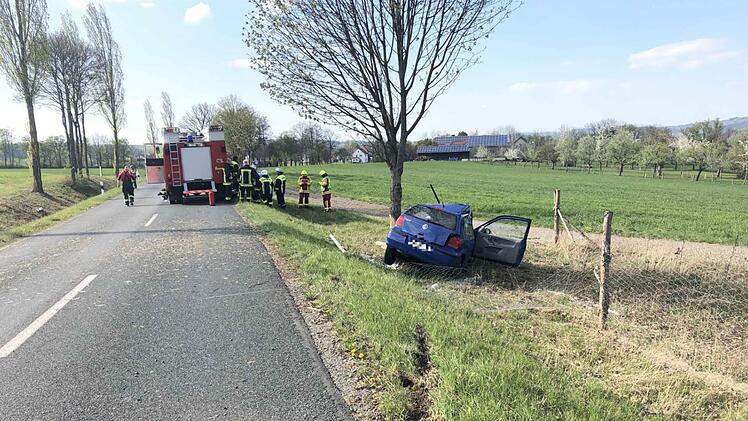 Zu einem t&ouml;dlichen Verkehrsunfall kam es am Sonntag (19. April 2020) auf der KU21 bei Neuenmarkt (Lkr. Kulmbach). Aus bislang unbekannten Gr&uuml;nden kam ein VW Polo auf der Strecke Hegnabrunn - Oberlangenroth in einer Linkskurve nach rechts von der Fahrbahn ab. Dort prallte der Wagen gegen einen Baum.