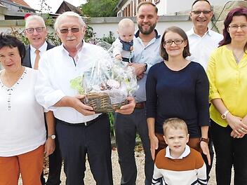 Karl-Heinz Gerlach (Dritter von links) feierte mit Ehefrau Erika (links) im Kreise seiner Familie seinen runden Geburtstag. Bürgermeister Harald Hübner (Zweiter von links) überbrachte Glückwünsche. Foto: Horst Wunner