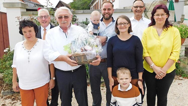 Karl-Heinz Gerlach (Dritter von links) feierte mit Ehefrau Erika (links) im Kreise seiner Familie seinen runden Geburtstag. Bürgermeister Harald Hübner (Zweiter von links) überbrachte Glückwünsche. Foto: Horst Wunner