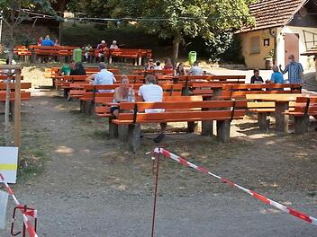 Absperrbänder und Sitzbeschränkungen: Wie in Tiefenellern kam auf den Kellern auch zur Kirchweihzeit keine rechte Stimmung auf. Fotos: Joseph Beck