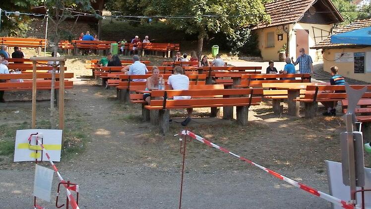 Absperrbänder und Sitzbeschränkungen: Wie in Tiefenellern kam auf den Kellern auch zur Kirchweihzeit keine rechte Stimmung auf. Fotos: Joseph Beck