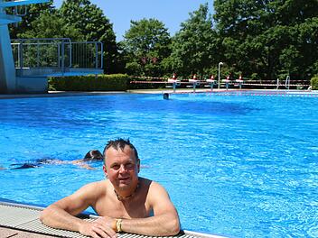 Matthias Schmitt freut sich, dass er wieder Schwimmen gehen kann.