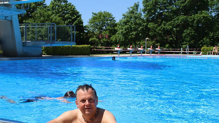Matthias Schmitt freut sich, dass er wieder Schwimmen gehen kann.