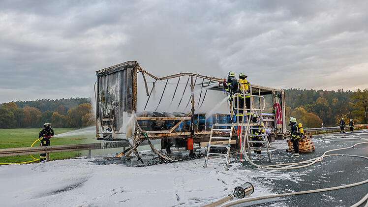 "Es war alles in Flammen gestanden": Mit Batterien beladener Lastwagen steht auf Autobahn in Vollbrand