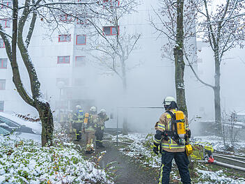 Bamberg: Brand in Hochhaus stellt Feuerwehr vor gro&szlig;e Herausforderung - "L&ouml;scharbeiten &auml;u&szlig;erst schwierig"