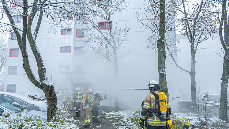 Bamberg: Brand in Hochhaus stellt Feuerwehr vor große Herausforderung - "Löscharbeiten äußerst schwierig"