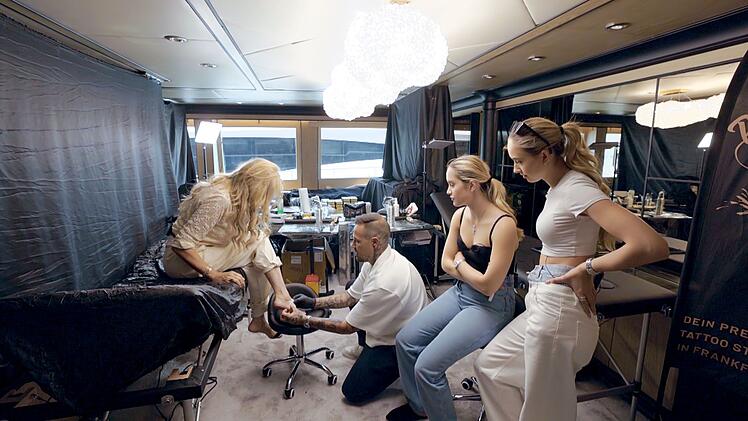 Carmen Geiss l&auml;sst sich einen Schmetterling auf ihren Fu&szlig; t&auml;towieren.