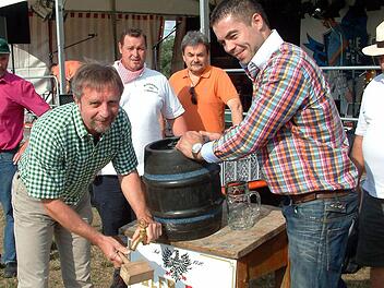 Dritter Bürgermeister Peter Klein zapfte das erste Fass Bier an und erklärte das 16. Limbacher Flößerfest offiziell für eröffnet. Mit auf dem Bild (von links): Festorganisationsleiter Alois Böhnlein, Manfred Klopf vom Musikverein, Stadtrat Dr. Josef Scheller, Christian Merklein von der Adler-Bräu Stettfeld und Stadtrat Ludwig Pflaum.Alle Fotos: Alfons Beuerlein