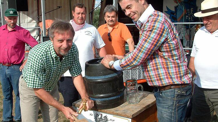 Dritter Bürgermeister Peter Klein zapfte das erste Fass Bier an und erklärte das 16. Limbacher Flößerfest offiziell für eröffnet. Mit auf dem Bild (von links): Festorganisationsleiter Alois Böhnlein, Manfred Klopf vom Musikverein, Stadtrat Dr. Josef Scheller, Christian Merklein von der Adler-Bräu Stettfeld und Stadtrat Ludwig Pflaum.Alle Fotos: Alfons Beuerlein