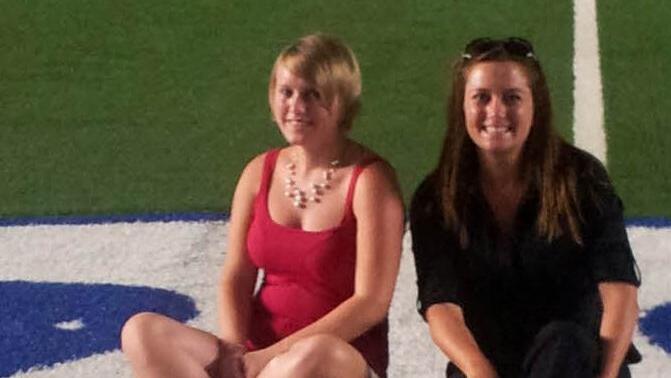 Miriam (l.) und eine Freundin im Football-Stadion.