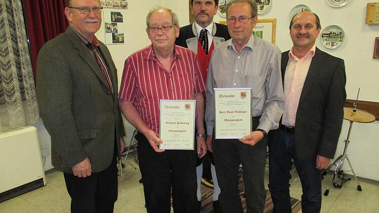 Gerhard Köberling (zweiter von l.) und Josef Viehfeger (zweiter von r.) wurden zu Ehrenmitgliedern ernannt.
