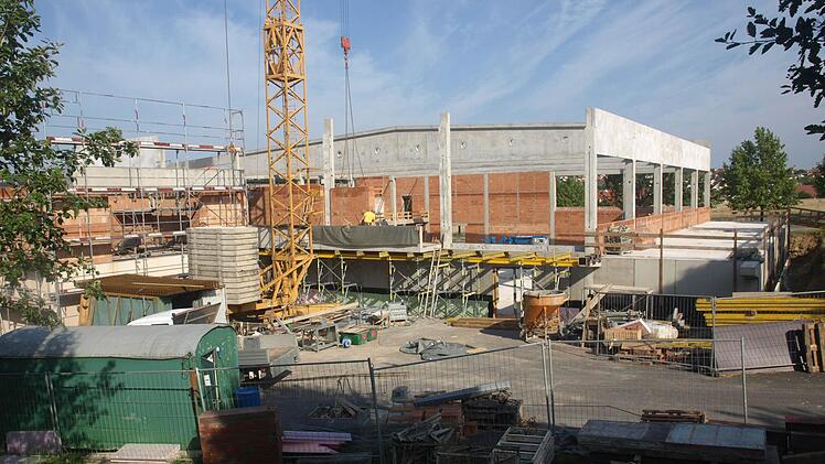 Weit vorangekommen ist der Rohbau der Hegler-Halle. Die mächtigen Stahlbetonträger sind aufgesetzt, so dass in Kürze die Dacheindeckung erfolgen kann.