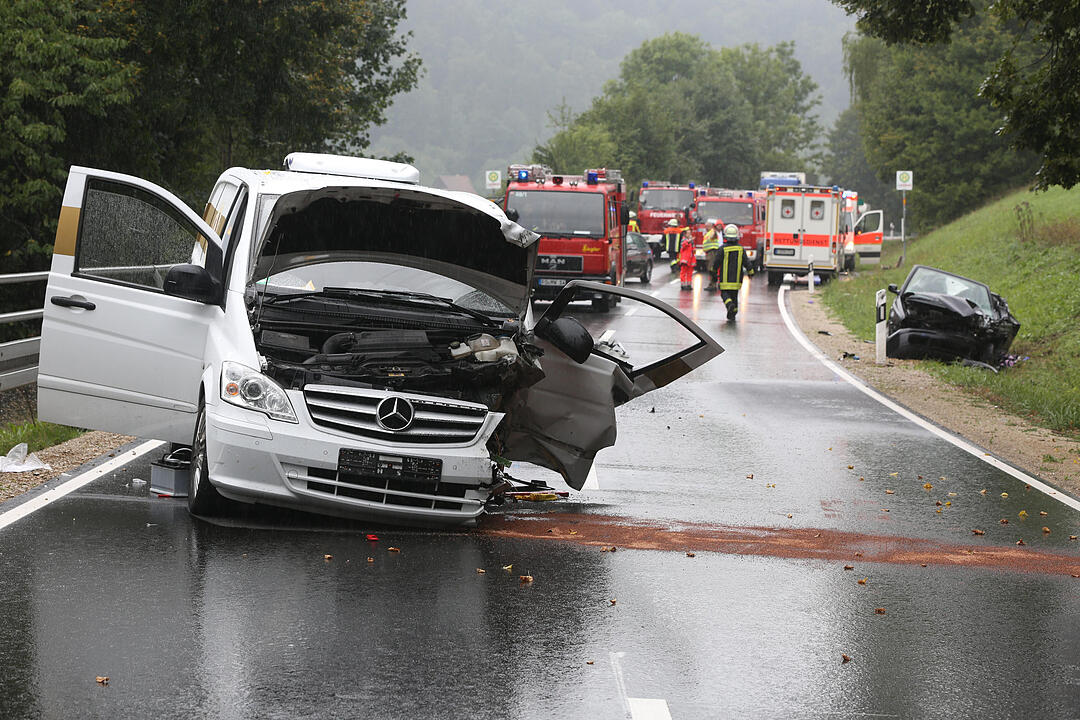 Zwei Schwerverletzte bei Frontalzusammenstoss