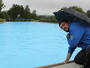 Ein menschenleeres Becken und ein aufgrund des schlechten Wetters frustrierter Armin Schamel, der im Thurnauer Freibad die Badeaufsicht hat. Fotos: Alexander Hartmann
