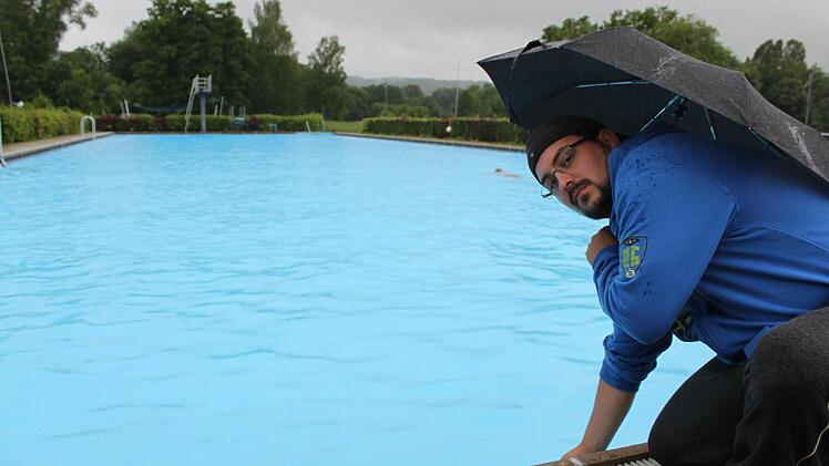 Ein menschenleeres Becken und ein aufgrund des schlechten Wetters frustrierter Armin Schamel, der im Thurnauer Freibad die Badeaufsicht hat. Fotos: Alexander Hartmann