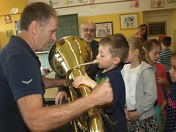 Richard Dees zeigt, wie eine Tuba anzusetzen ist.  Foto: Stefan Geiger