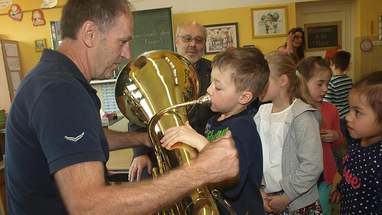 Richard Dees zeigt, wie eine Tuba anzusetzen ist.  Foto: Stefan Geiger