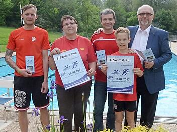 Sie freuen sich auf den 3. Swim&Run-Wettbewerb in Wei&szlig;enbrunn: (von links) die Organisatoren Alfred Hofmann, Ruth T&ouml;lg und Oliver Kaufmann, Ben Kaufmann, ein Nachwuchstalent des TSV Wei&szlig;enbrunn, und B&uuml;rgermeister Egon Herrmann. Foto: Karl- Heinz Hofmann