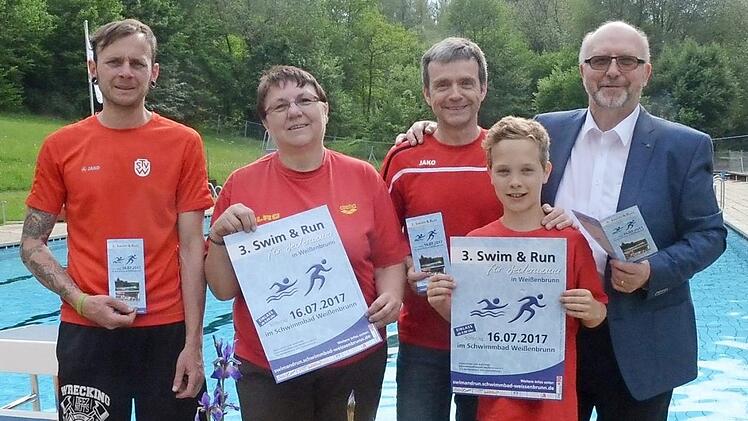 Sie freuen sich auf den 3. Swim&Run-Wettbewerb in Wei&szlig;enbrunn: (von links) die Organisatoren Alfred Hofmann, Ruth T&ouml;lg und Oliver Kaufmann, Ben Kaufmann, ein Nachwuchstalent des TSV Wei&szlig;enbrunn, und B&uuml;rgermeister Egon Herrmann. Foto: Karl- Heinz Hofmann