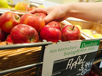Äpfel sind beliebt. Im Jahr 2014 hat jeder Deutsche durchschnittlich rund 25 Kilogramm Äpfel verzehrt. Pro Jahr werden in Deutschland insgesamt etwa zwei Millionen Tonnen Äpfel verbraucht. Ob es heuer weniger sind, bleibt abzuwarten.  Foto: Inga Kjer/dpa