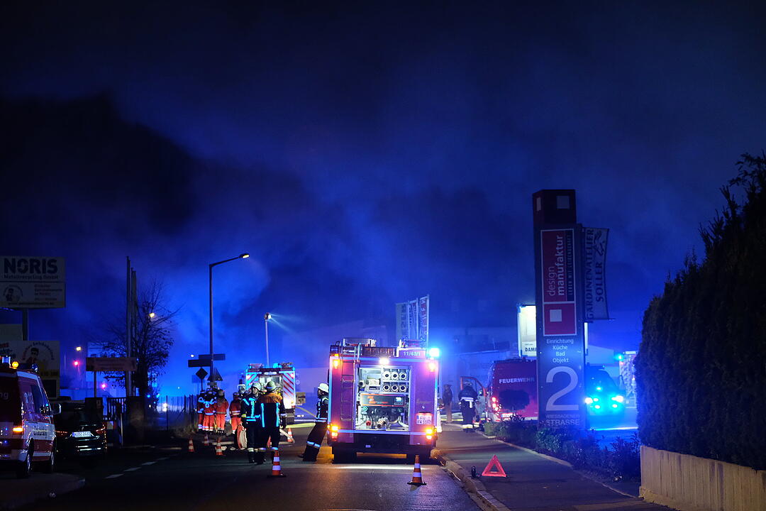Großbrand zerstört Industriegebäude in Nürnberg